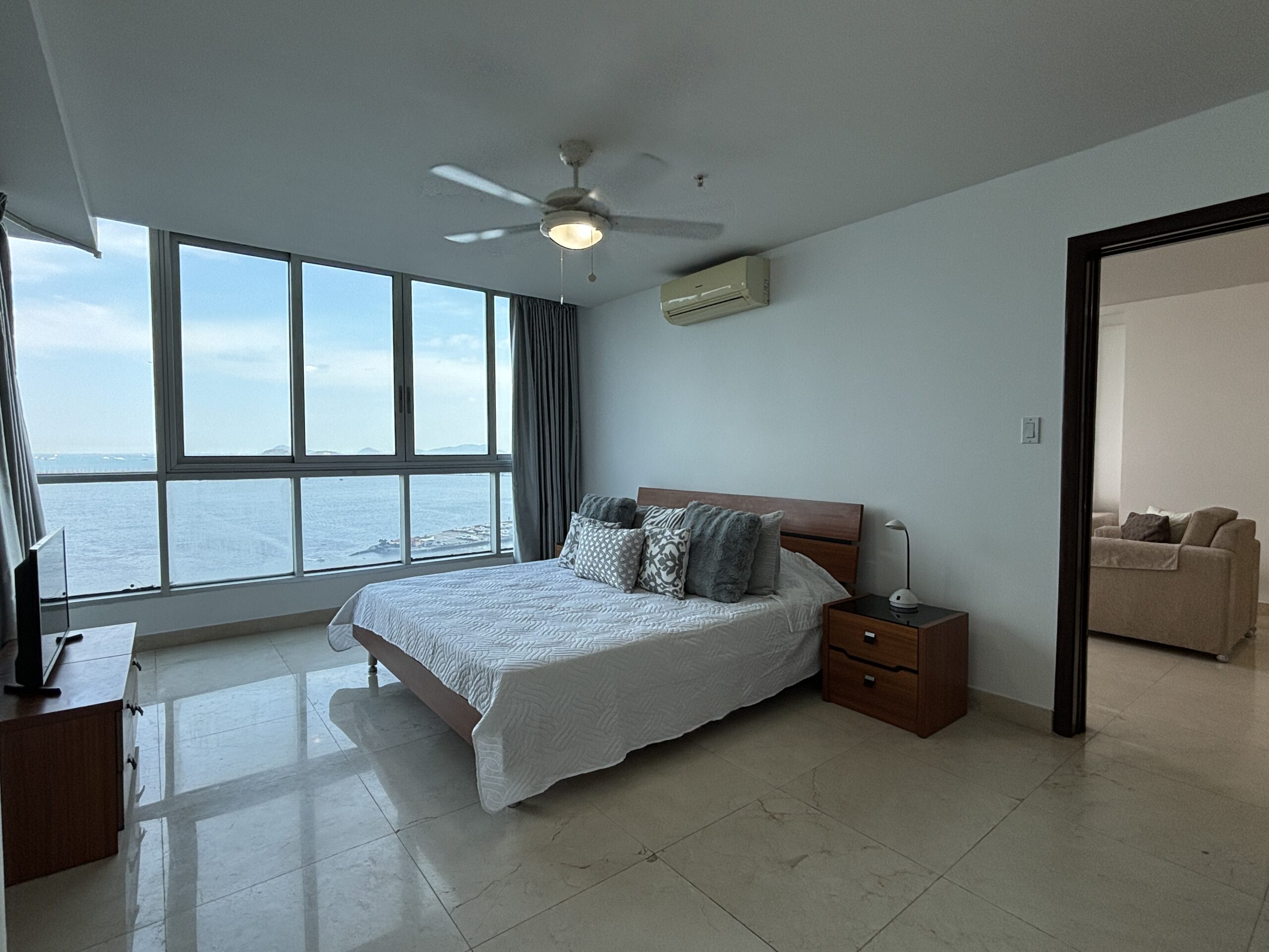 Apartamento en Ave. Balboa con vista al mar