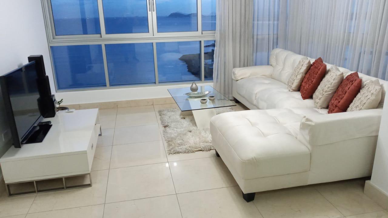 Apartamento en Ave. Balboa con vista al mar