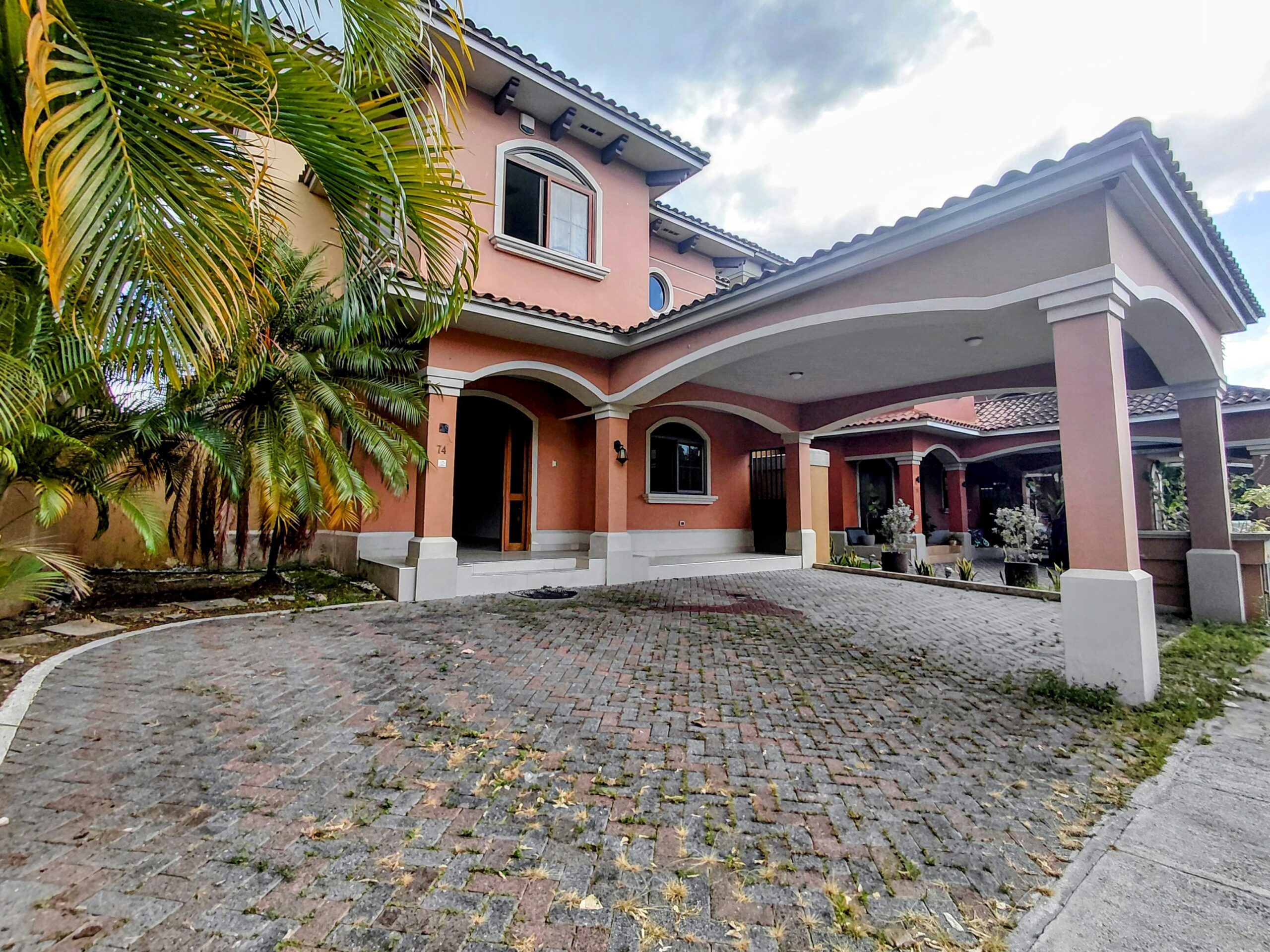 ¡Venta! Casa unifamiliar de 4 Recámaras en Costa Sur.