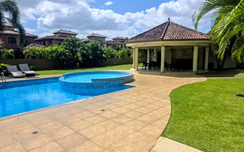 ¡Venta! Casa unifamiliar de 4 Recámaras en Costa Sur.